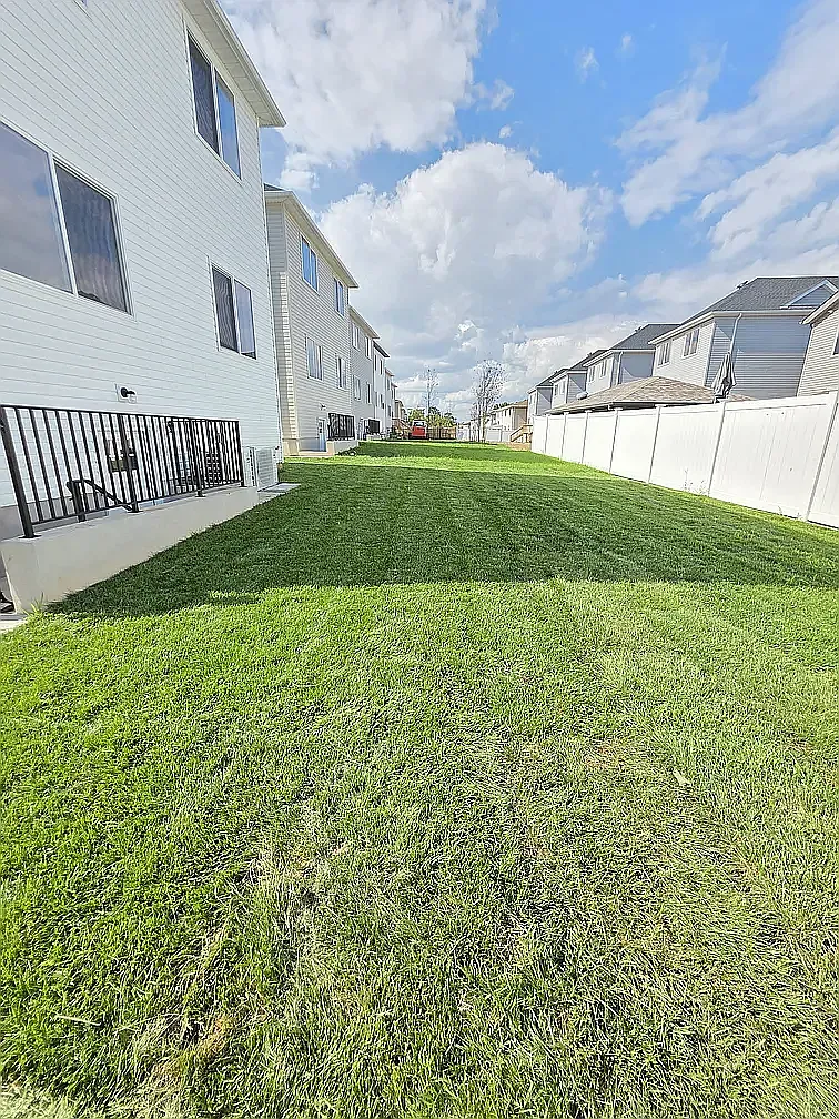 4 bed, 2600 sqft, $4,300 — Photo 3