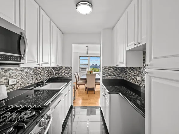 4555 Henry Hudson Parkway West image 3 of 13