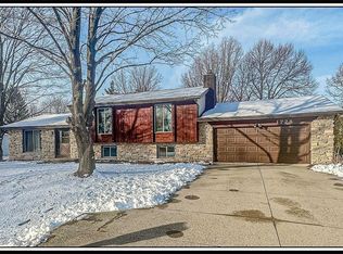 1728 Oakview Dr, Neenah, WI 54956