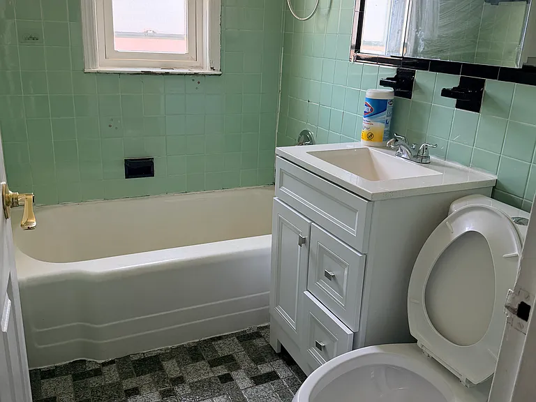 5653 Clearview Expy — Photo 11