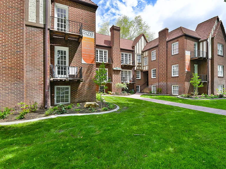 Park Manor Apartments — Photo 8