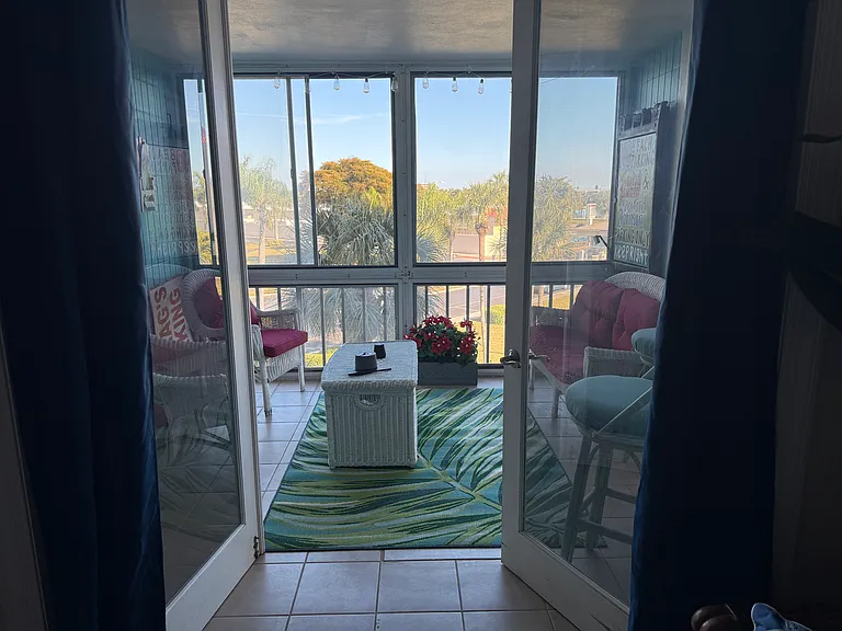 7400 Sun Island Dr — Photo 3