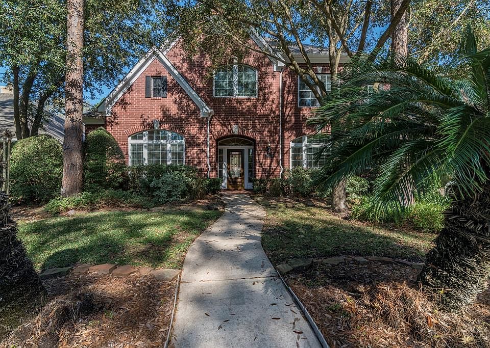 Welcome home! Traditional four bedroom located in Bay Oaks has great floor plan.