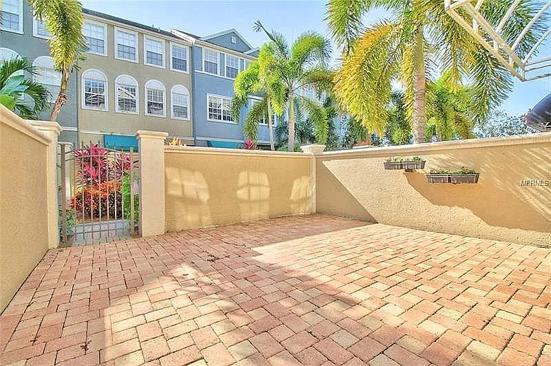 3 bed, 2.5 bath, 1648 sqft, $4,400 — Photo 2