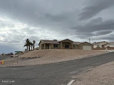 3 bed, 2.0 bath, 1427 sqft, $2,000 — Photo 2