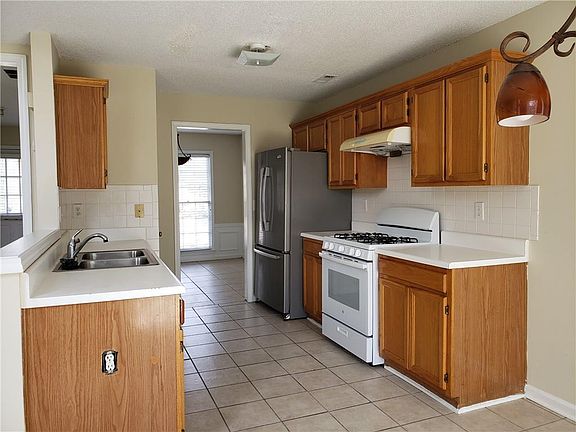 3rd image of 935 Wenham Ln
