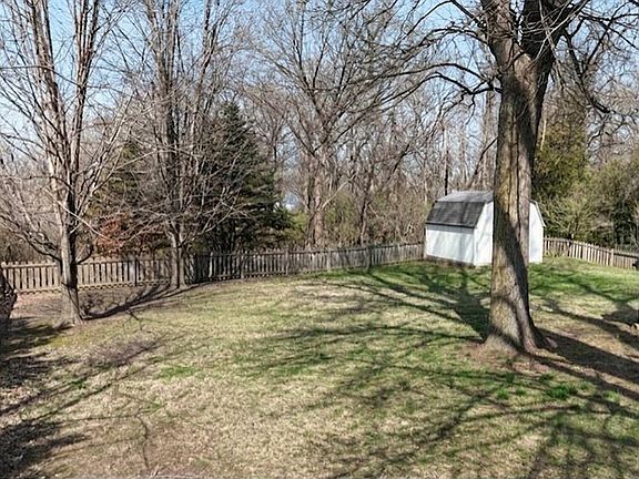 4th image of 8048 Lakeside Dr