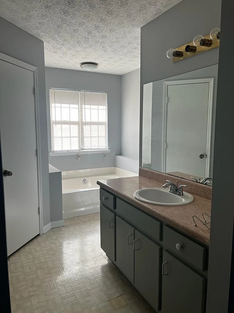 2 bed, 1284 sqft, $1,400 — Photo 3