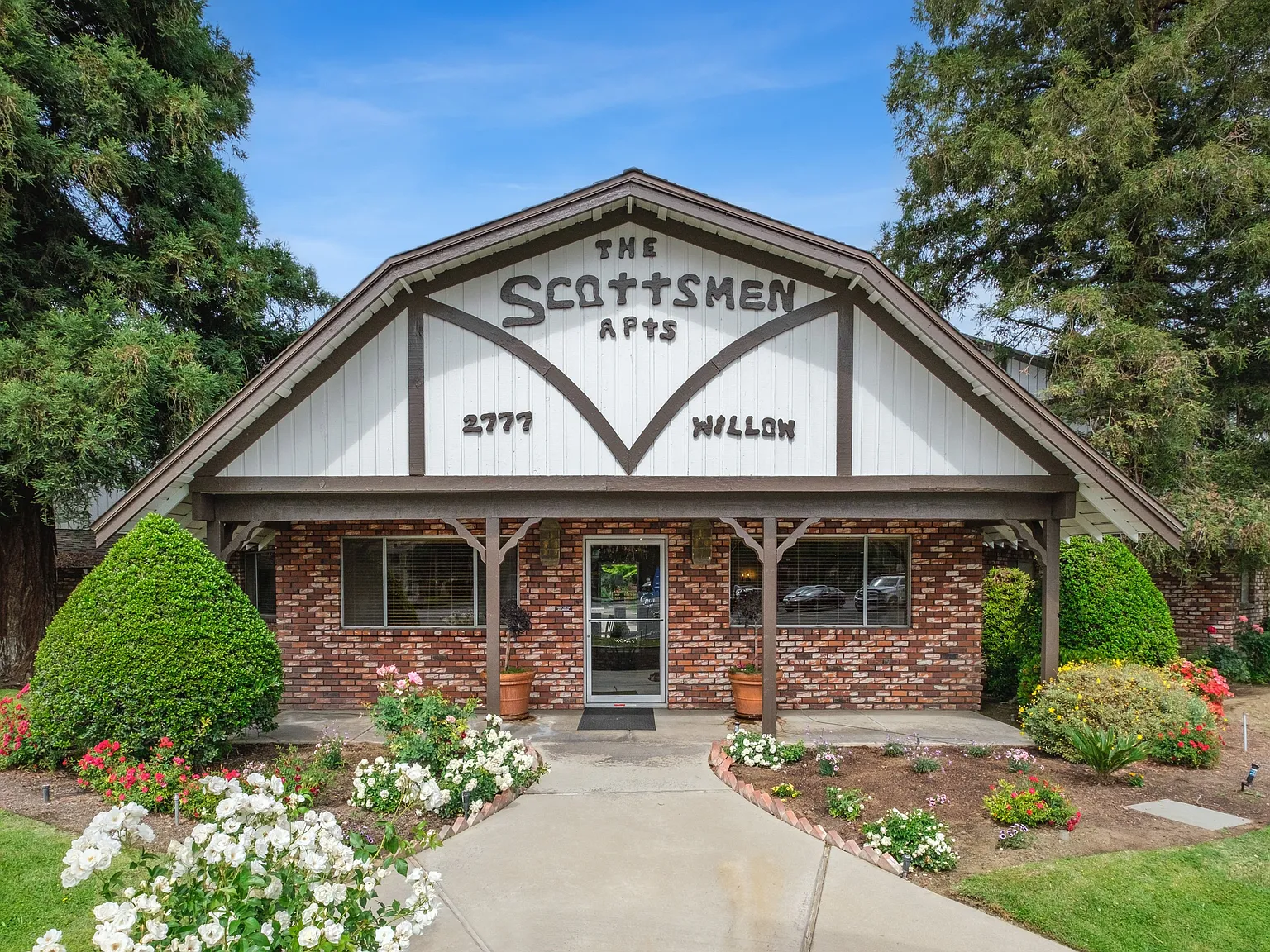 Scottsmen Apartments — Photo 1
