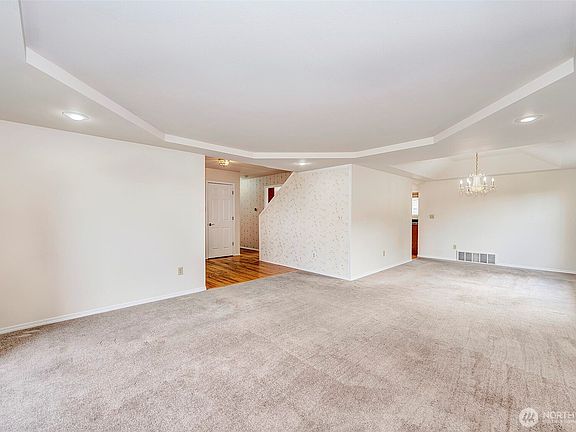 5th image of 637 Washington Place SW