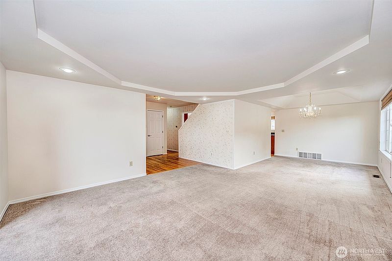 5th image of 637 Washington Place SW