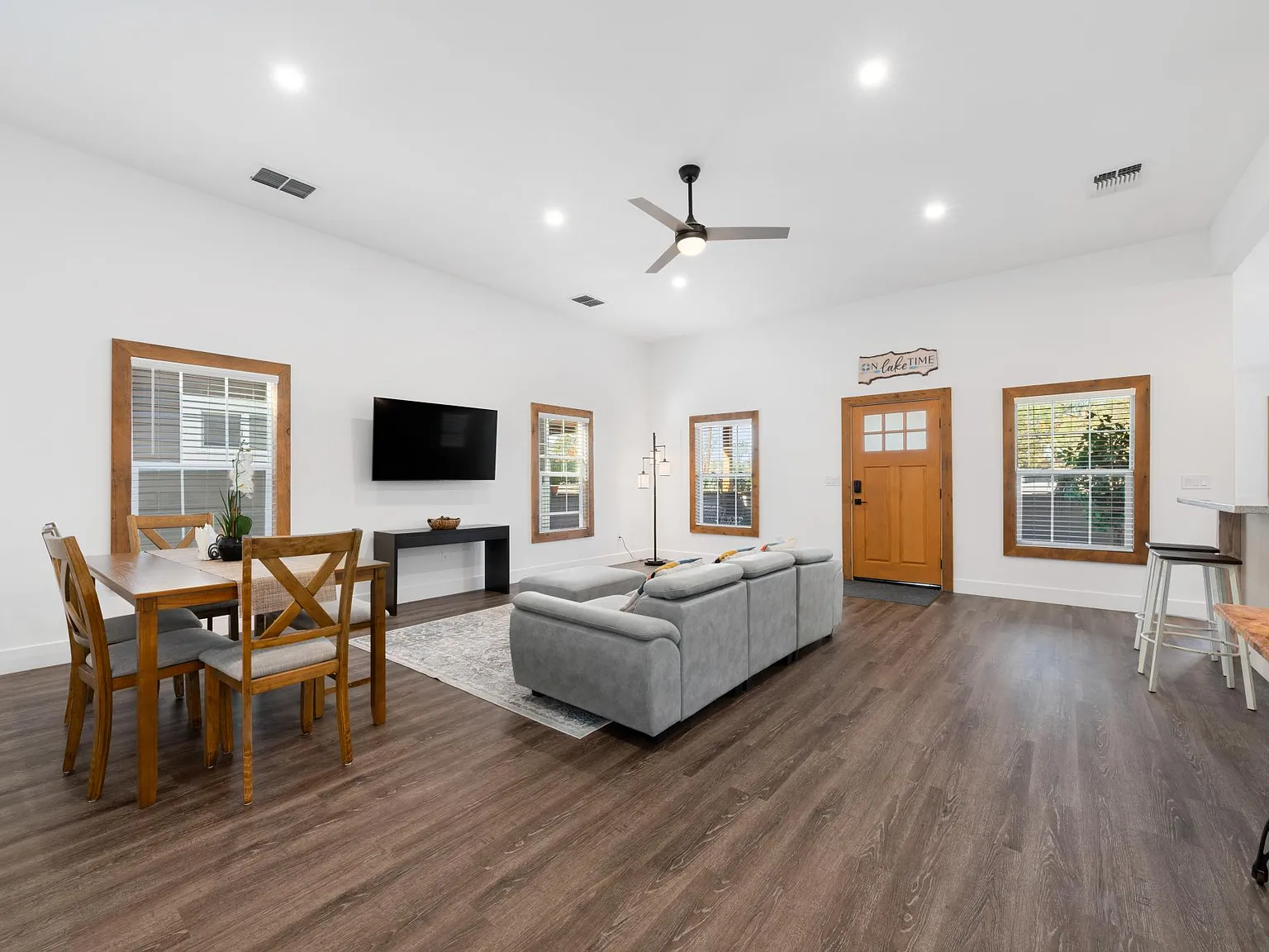 3 bed, 1100 sqft, $2,950 — Photo 3