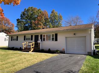 1095 Leslie Ln, Girard, OH 44420