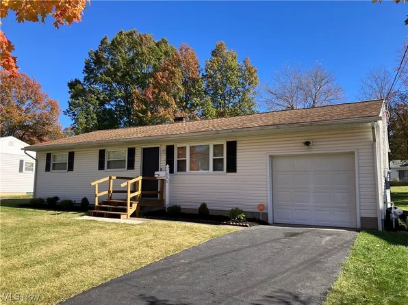 1095 Leslie Ln, Girard, OH 44420