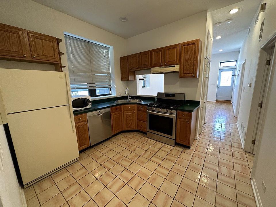 1st image of 817 N Hoyne Ave APT 3E