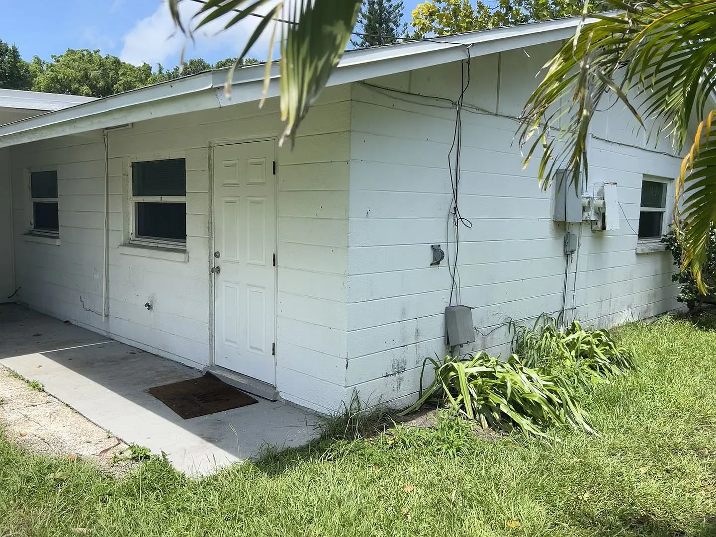 2/1 quiet neighborhood w/ small backyard & carport — Photo 3