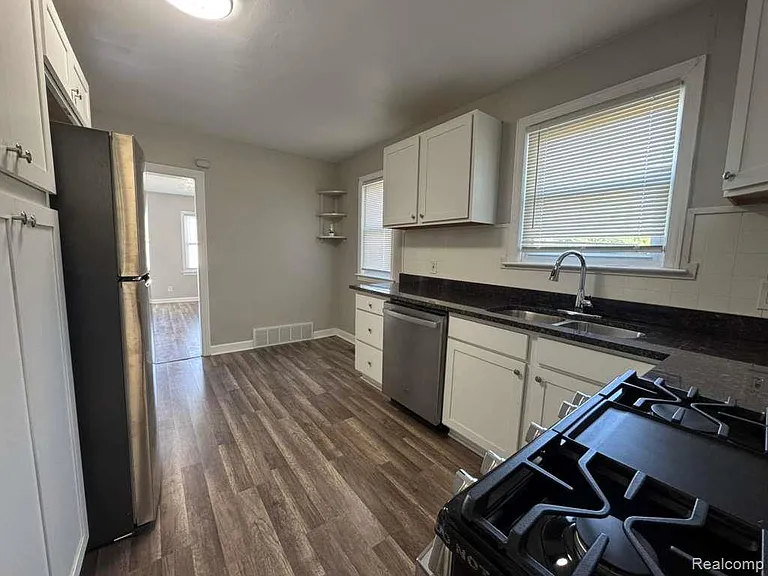 8734 Chalmers Ave — Photo 3