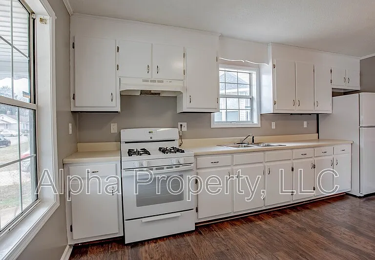 210 Carter St — Photo 5