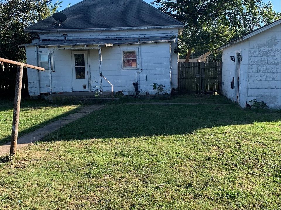 2nd image of 622 E Walnut St