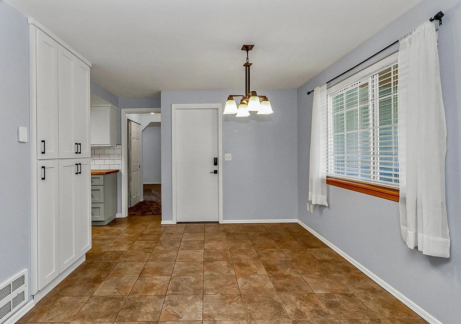 Beautifully updated 3 bed in Jordan River Trails — Photo 4