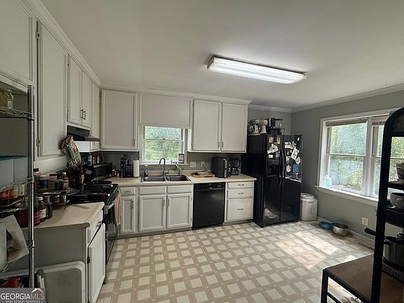 4th image of 302 James Pl