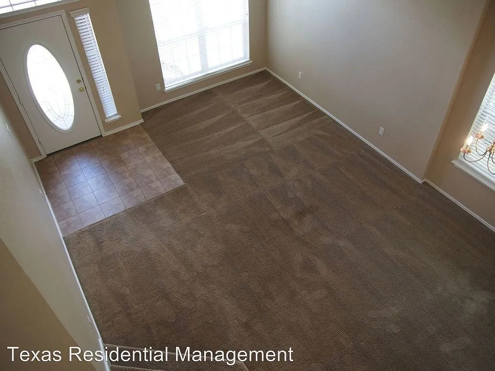 4 bed, 2.5 bath, 2035 sqft, $1,775 — Photo 3