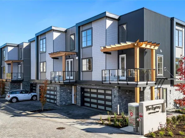 2590 Penrhyn St #11, Saanich, BC V8N 1G3