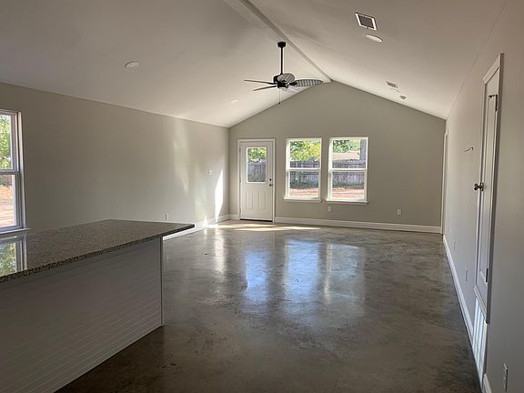 3rd image of 4014 Southern Oaks Cir