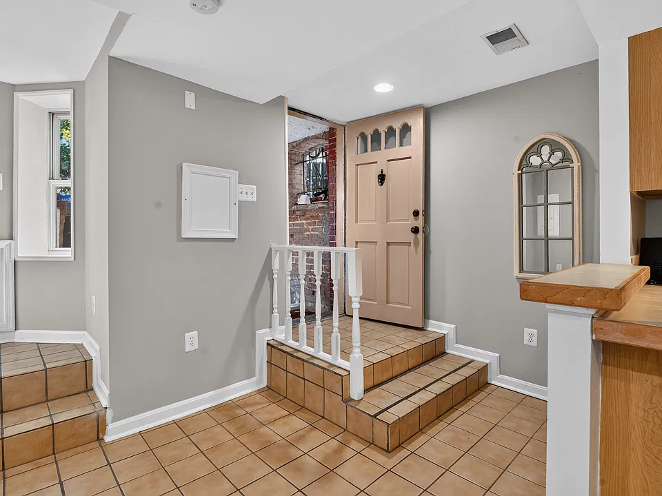 334 Maryland Ave NE #BASEMENT