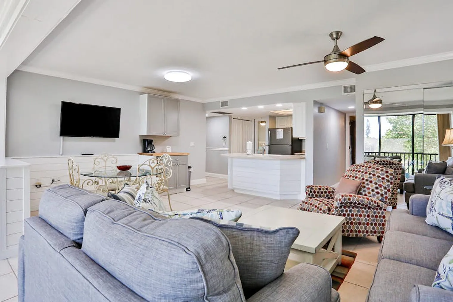 2 bed, 1.0 bath, 1001 sqft, $3,996 — Photo 2