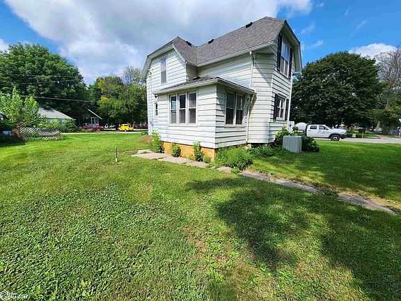 3rd image of 302 2nd Ave NW