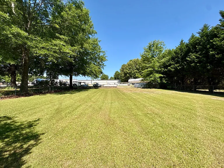 102 N Clarendon Dr — Photo 43