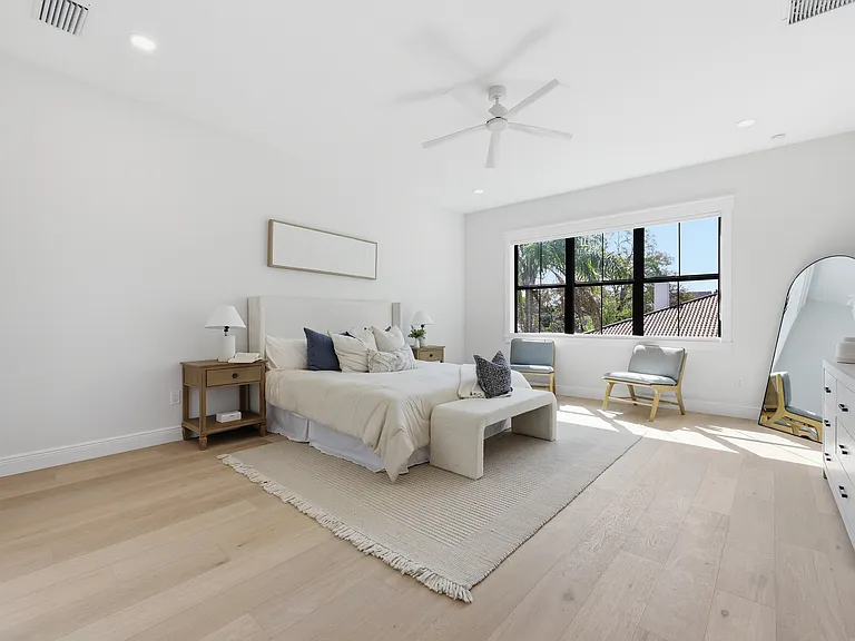 920 W Alfred St — Photo 29