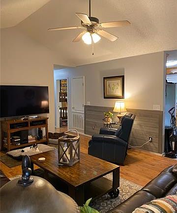 5th image of 925 Manor Dr