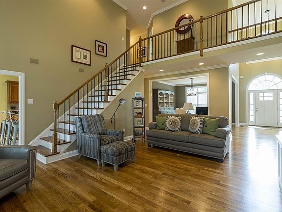 4th image of 512 Birchwood Dr