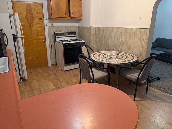 2nd image of 426 Melrose Ave Unit 1