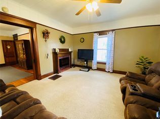 414 Pine St, Carrollton, IL 62016