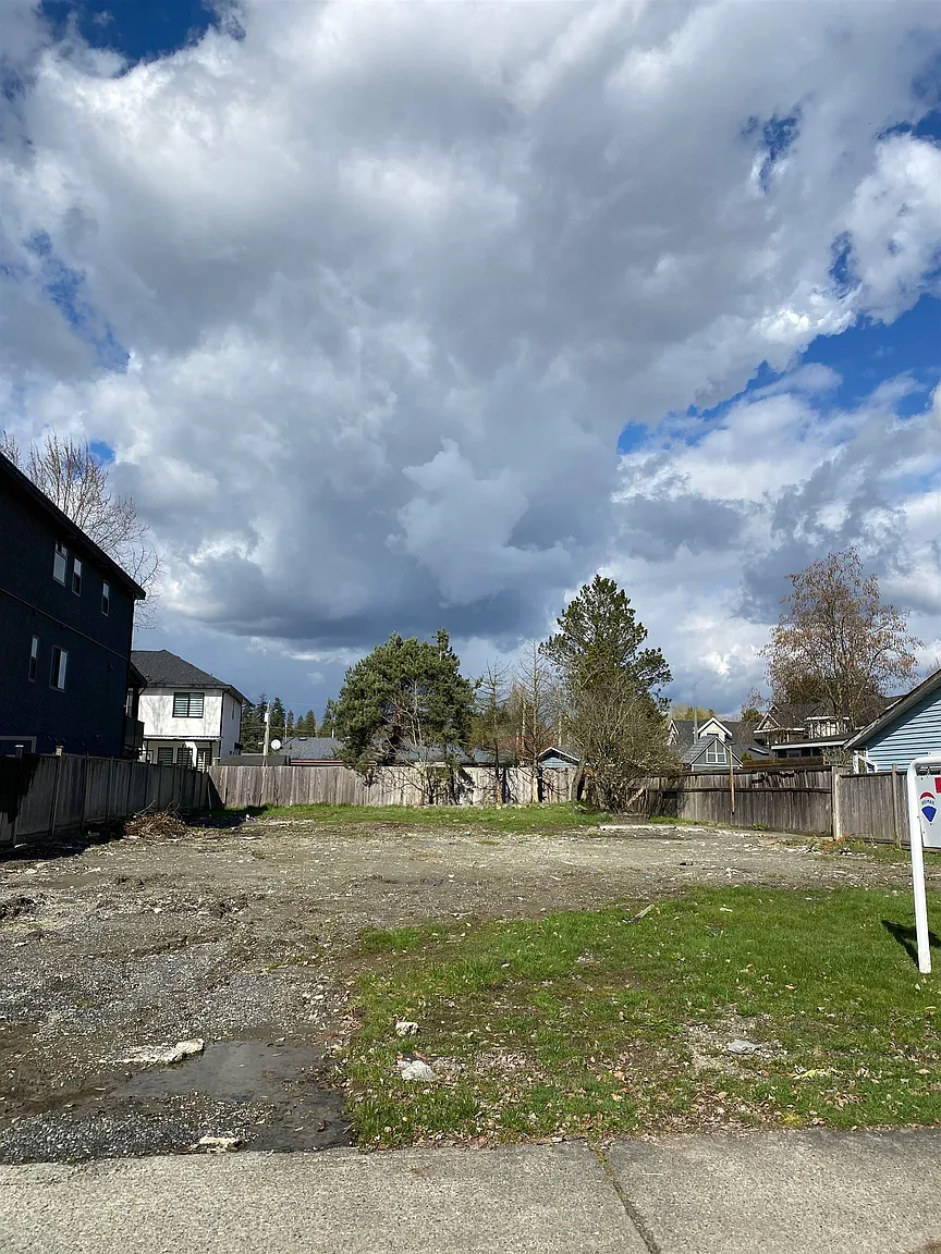 17955 56a Ave photo 1