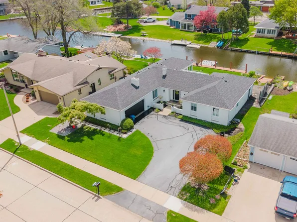933 Starboard Ct, Oshkosh, WI 54901