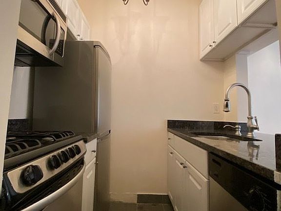 2nd image of 104 Perry St #C3c