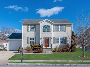 24 Ambergris Ln, New Bedford, MA 02740