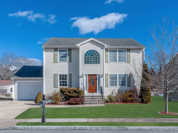 24 Ambergris Ln, New Bedford, MA 02740