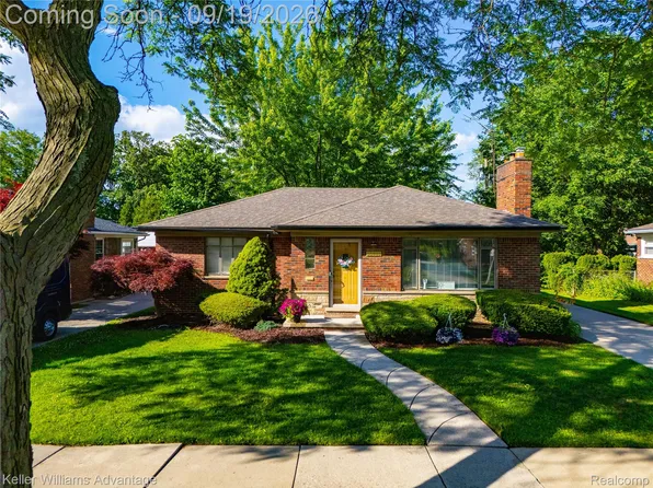 21407 Broadstone St, Harper Woods, MI 48225