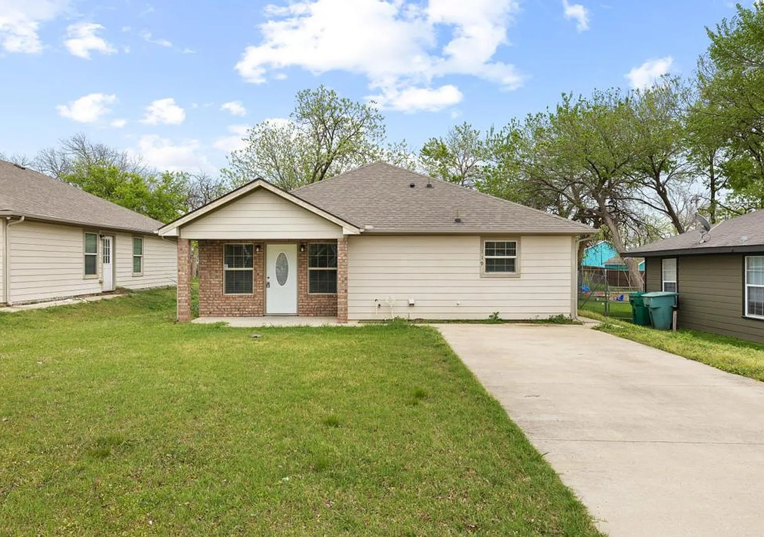 Step into comfort and modern convenience with this charming 3-bedroom, 2-bathroom home in Sherman... — Photo 2