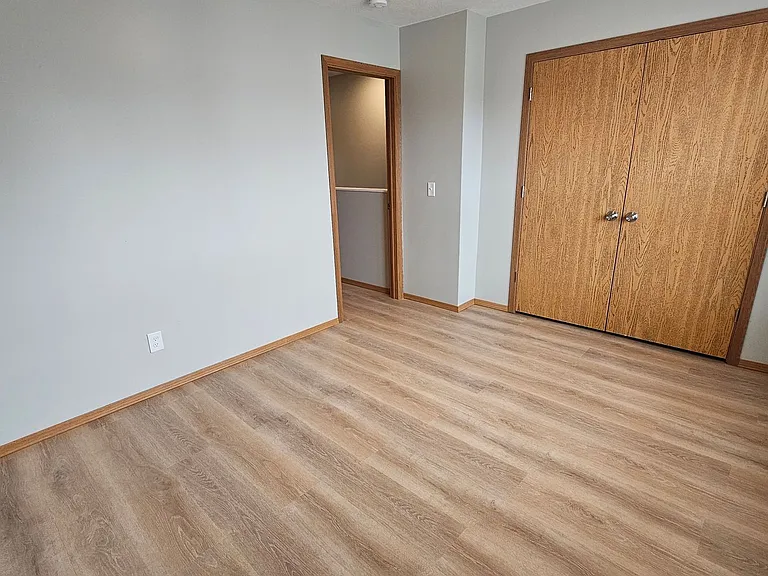 102 Benton St N — Photo 12