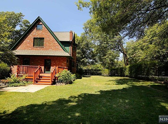 4th image of 230 Church St