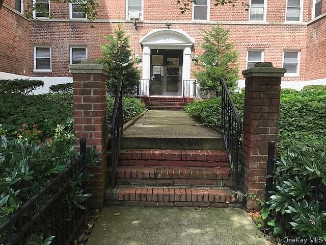 1st image of 811 Bronx River Rd APT 4J