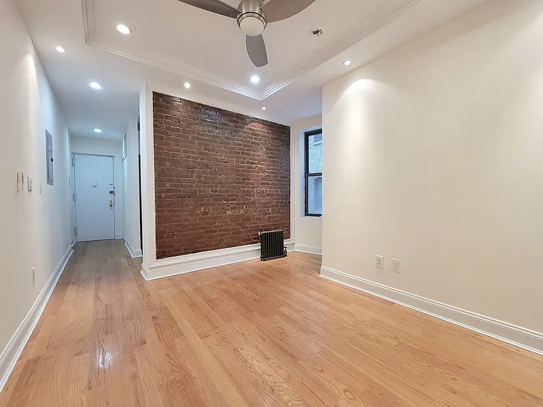 3147 Broadway #6 — Photo 2
