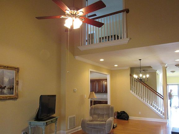 5th image of 205 Simmons St