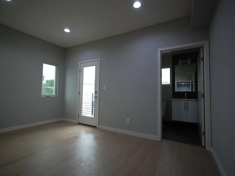 646 N Serrano Ave #D — Photo 6
